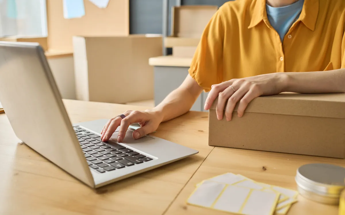 Persona preparando un pedido de su tienda online