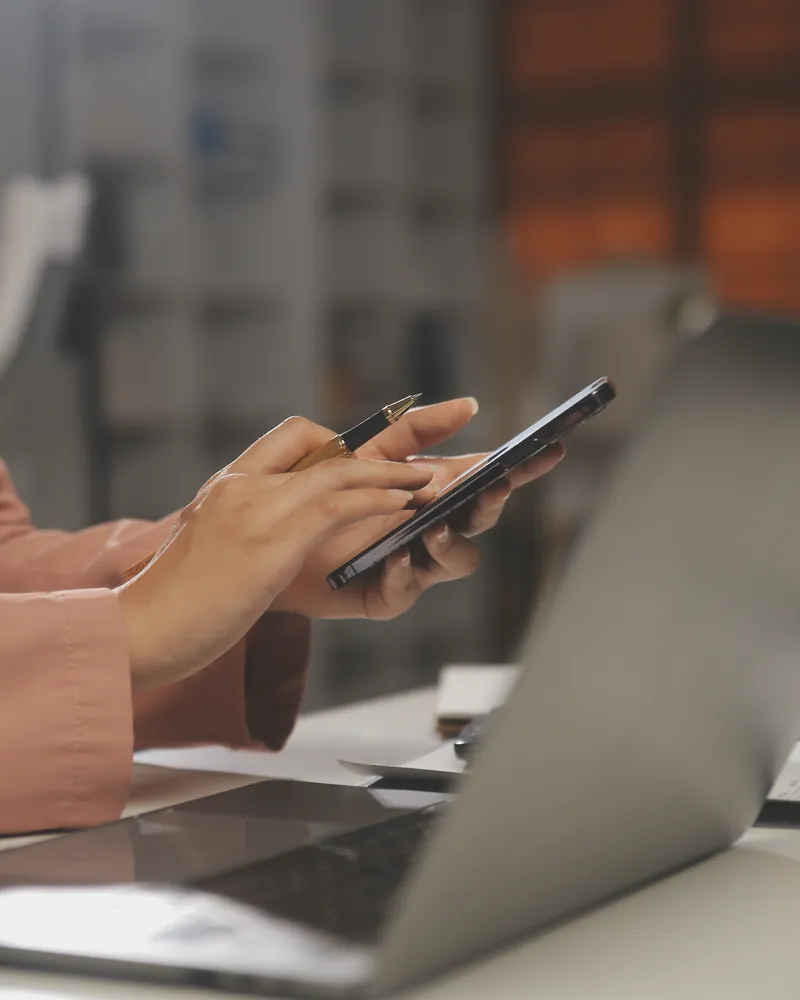 Hands reviewing Mejor Digital's proposal on a phone