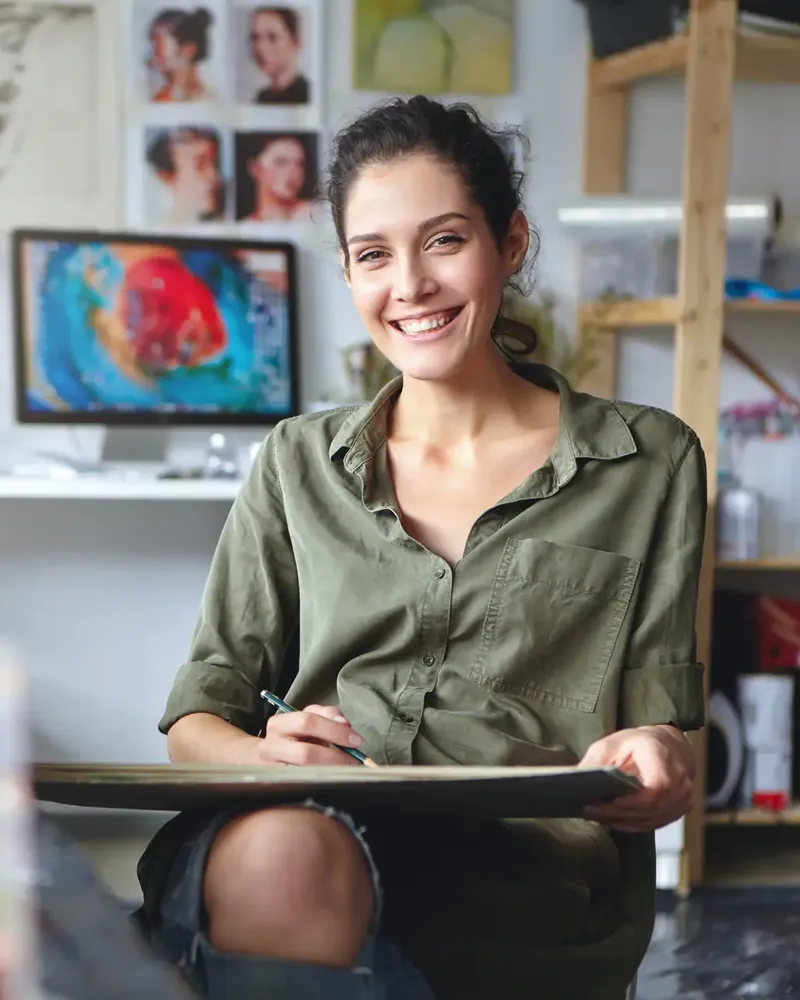 Creadora de contenido sonriendo en su espacio de trabajo