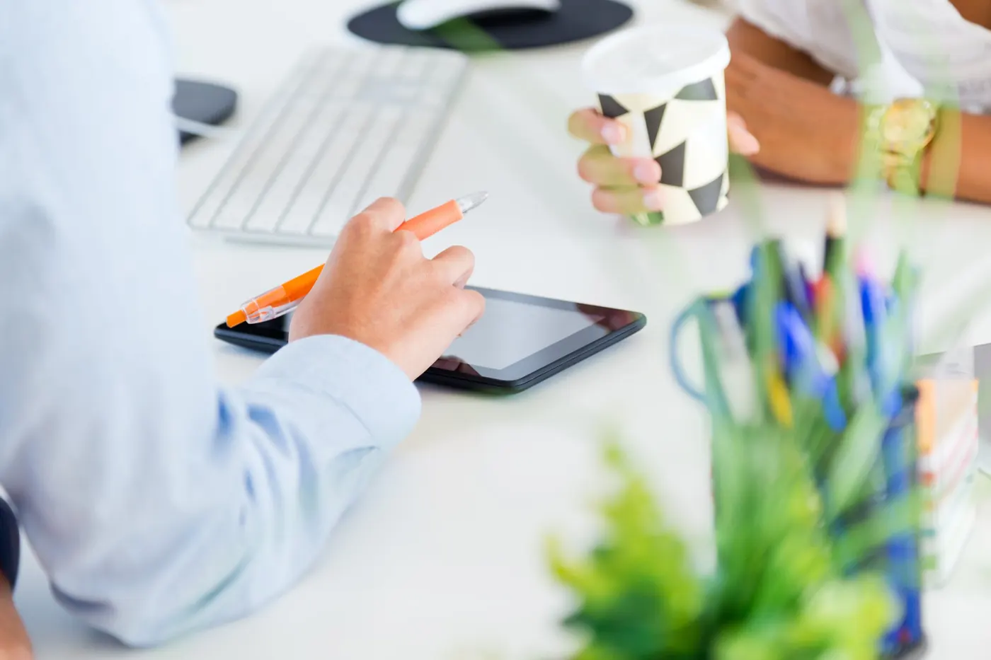 Persona revisando una propuesta en una tablet