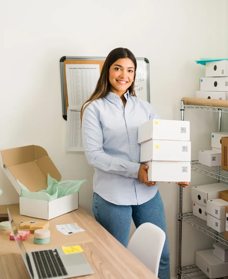Emprendedora preparando pedidos de su tienda online